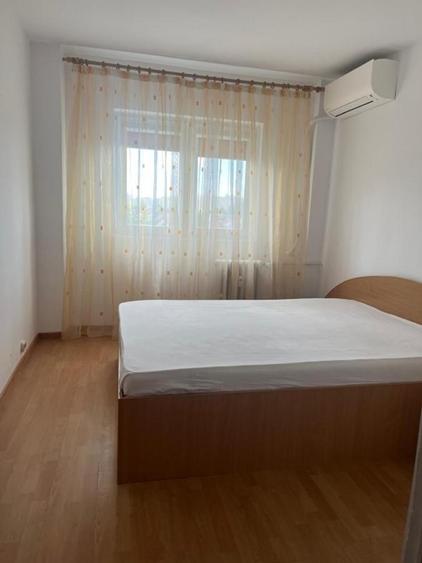 Apartament cu 3 camere decomandat în Lacul Tei