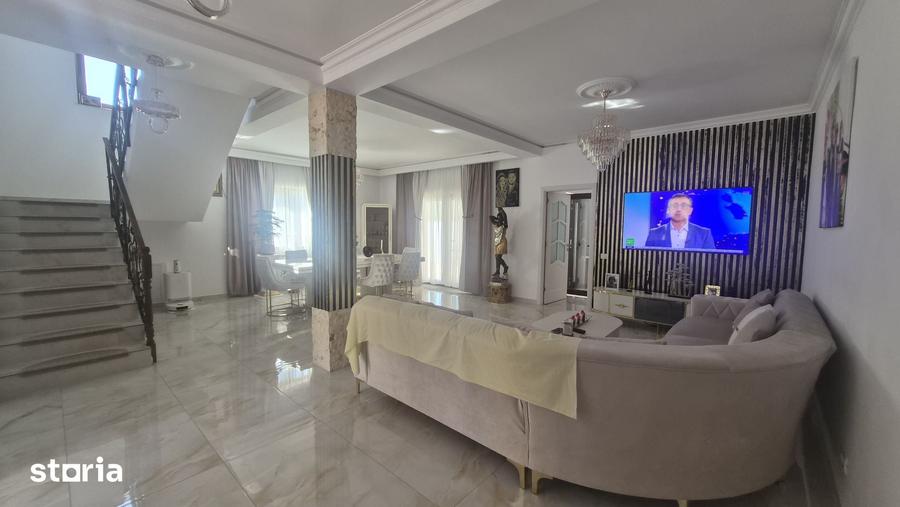 Casă cu 5 camere cu Teren 400 Mp în Central