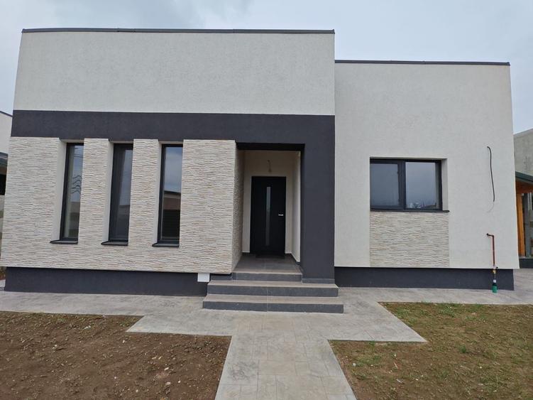 Casă individuală cu 4 camere cu Canalizare în Berceni