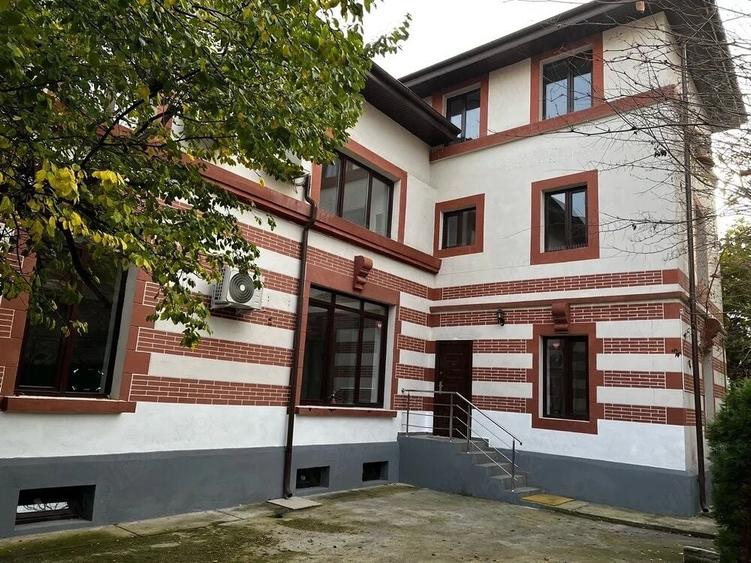Casă individuală cu 21 camere cu Canalizare în Calea Victoriei