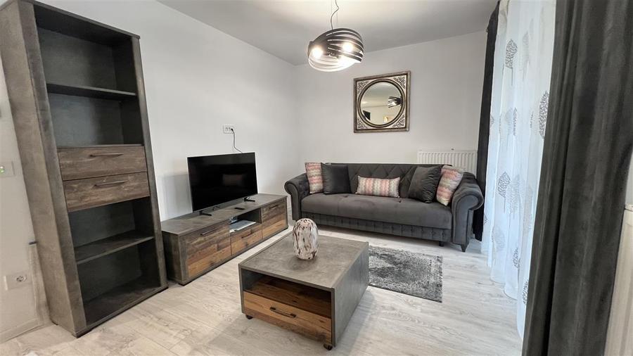 Apartament cu 2 camere decomandat în Tractorul