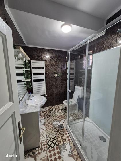 Casă cu 7 camere cu Teren 100 Mp în Vatra Luminoasă