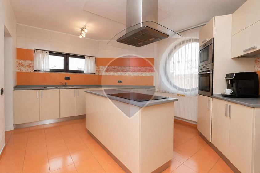Casă cu 6 camere cu Teren 509 Mp în Vest