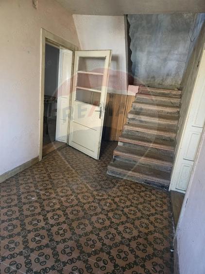 Casă cu 6 camere cu Teren 250 Mp în Central