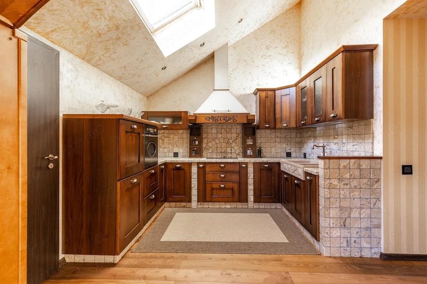 Apartament cu 6 camere decomandat în Clăbucet