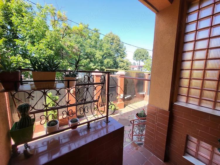 Casă cu 11 camere cu Teren 308 Mp în Exterior Vest