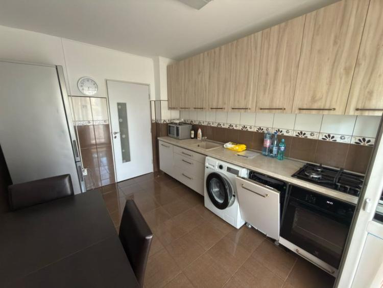 Apartament cu 3 camere semidecomandat în Mărășești