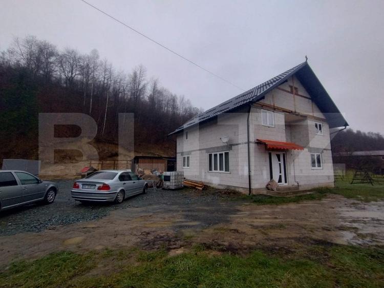 Casă individuală cu 6 camere cu Teren 3317 Mp în Nord-Est
