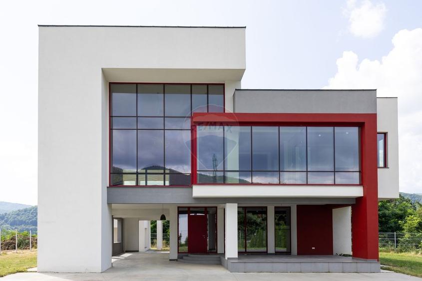 Casă individuală cu 5 camere cu Piscina în Bistrița