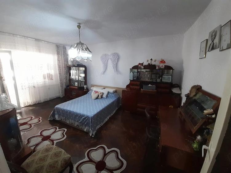 Apartament cu 4 camere decomandat în Criș