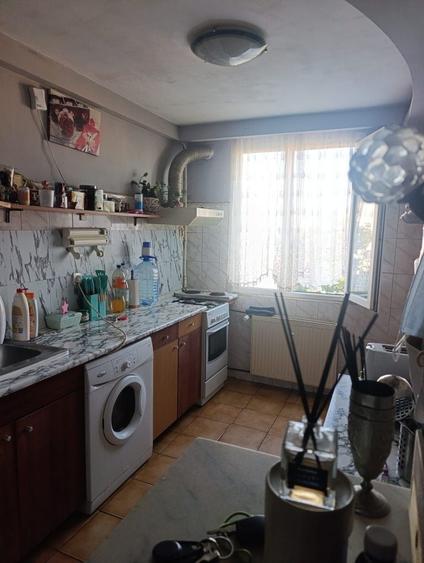 Apartament cu 3 camere semidecomandat în Titan