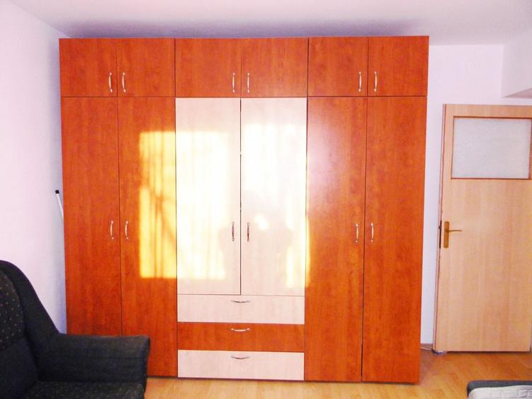 Apartament cu 3 camere semidecomandat, mobilat în Tractorul