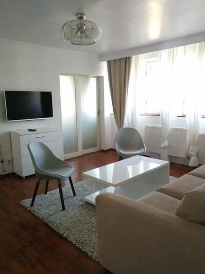 Apartament cu 3 camere semidecomandat în Romană