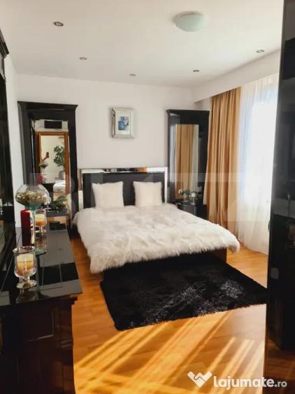 Casă cu 7 camere cu Teren 700 Mp în Central