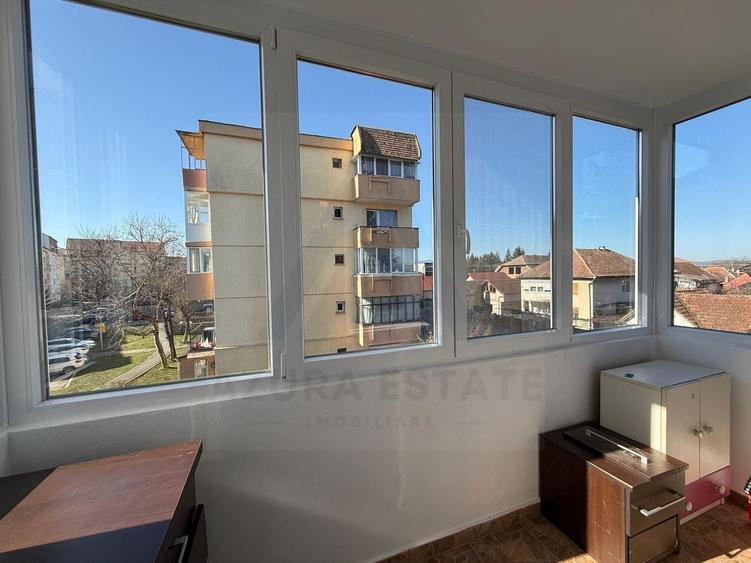 Apartament cu 4 camere decomandat în Valea Aurie