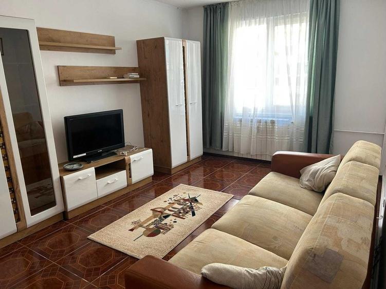 Apartament cu 3 camere semidecomandat în Iancului