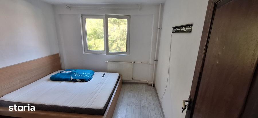 Apartament cu 4 camere semidecomandat în Pantelimon