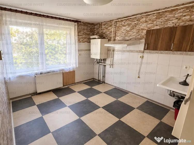 Apartament cu 3 camere semidecomandat în Tractorul