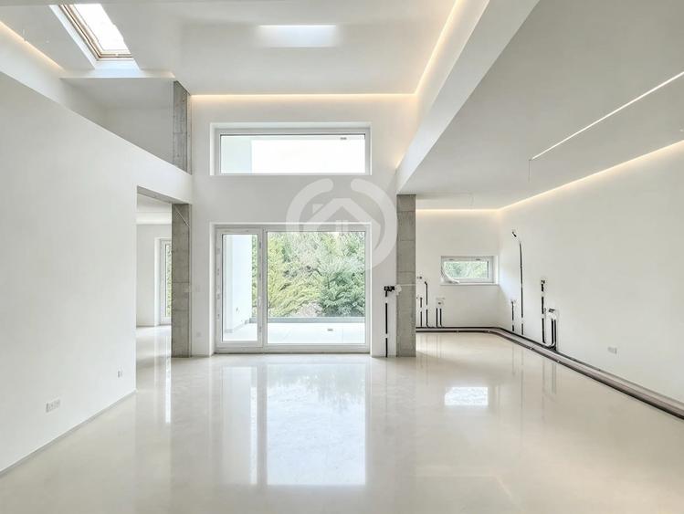 Apartament cu 4 camere decomandat în Cristian