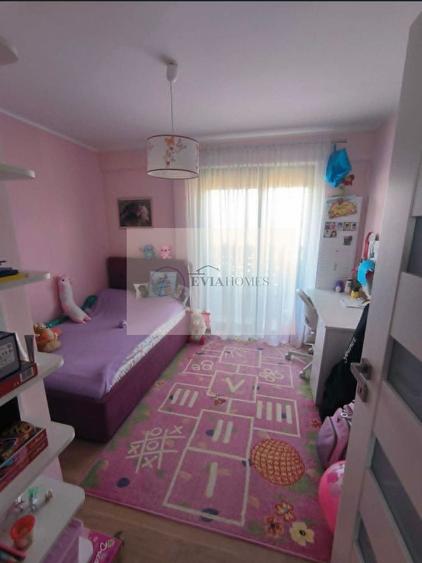 Apartament cu 4 camere semidecomandat, mobilat în Europa