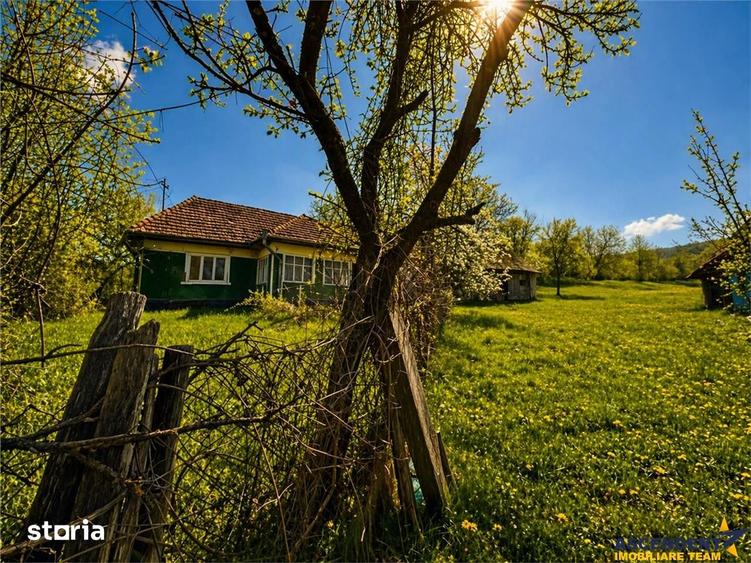 Casă cu 2 camere cu Teren 3400 Mp în Acățari