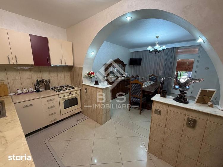 Casă cu 10 camere cu Teren 1400 Mp în Unirea