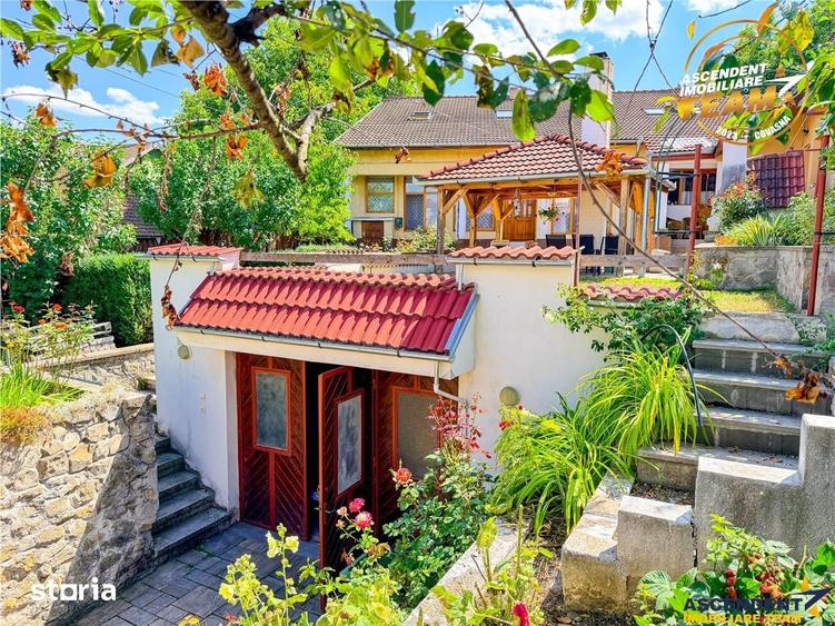 Casă cu 9 camere cu Teren 547 Mp în Central