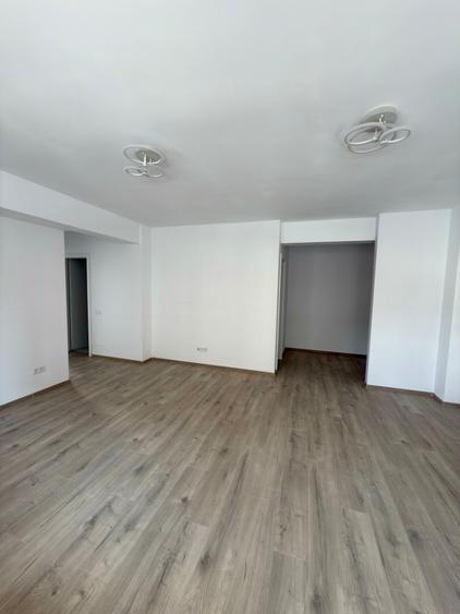 Apartament cu 3 camere semidecomandat în Florești