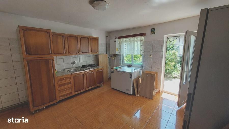 Casă cu 8 camere în Sadu