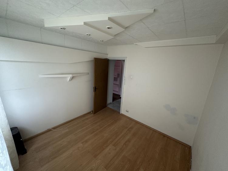 Apartament cu 3 camere semidecomandat în Berceni