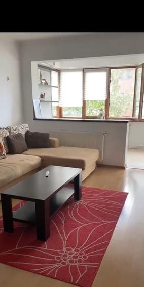 Apartament cu 3 camere semidecomandat în Berceni