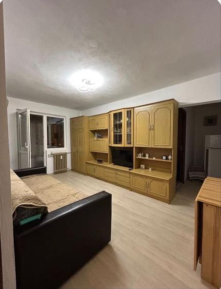 Apartament cu 3 camere decomandat în Craiovița Nouă
