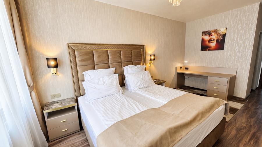Apartament cu 4 camere decomandat, mobilat în Tractorul