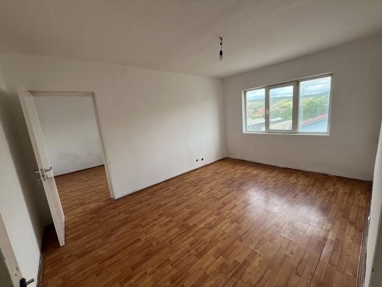 Apartament cu 3 camere semidecomandat în Aleșd