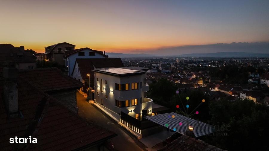 Casă cu 6 camere cu Canalizare în Centrul Istoric