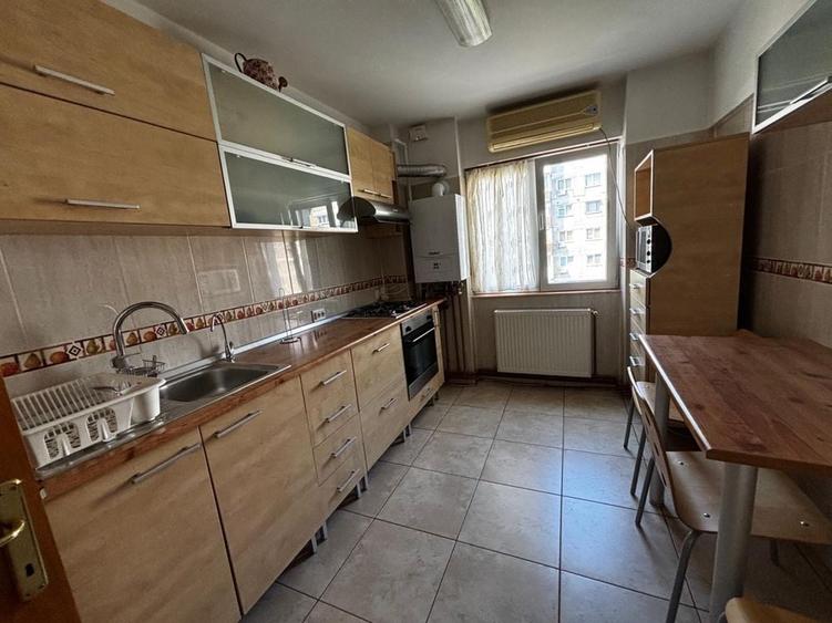 Apartament cu 3 camere în Drumul Taberei
