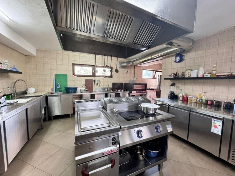Casă individuală cu 12 camere cu Canalizare în Central