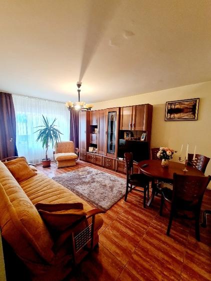 Apartament cu 3 camere decomandat, mobilat în Casa de Cultură