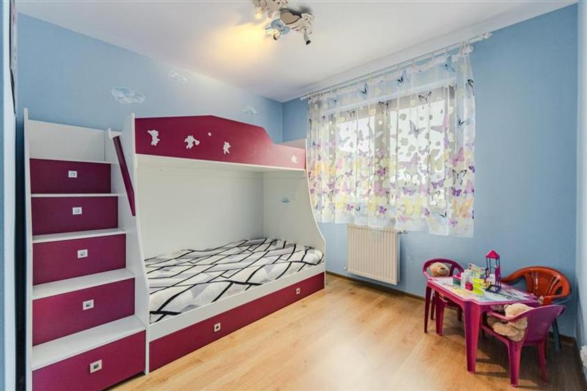 Apartament cu 3 camere decomandat, mobilat în Tractorul