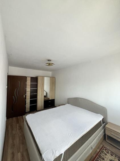 Apartament cu 3 camere semidecomandat în Satu Nou