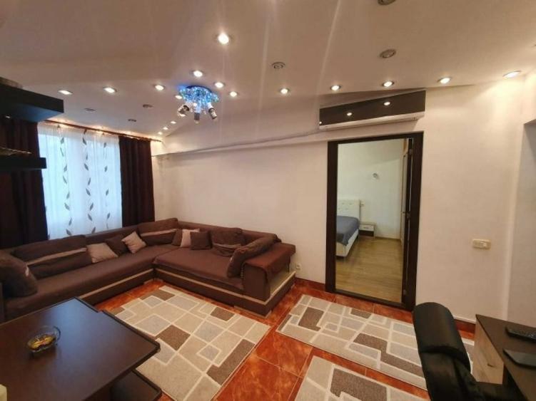 Apartament cu 3 camere semidecomandat în Tineretului