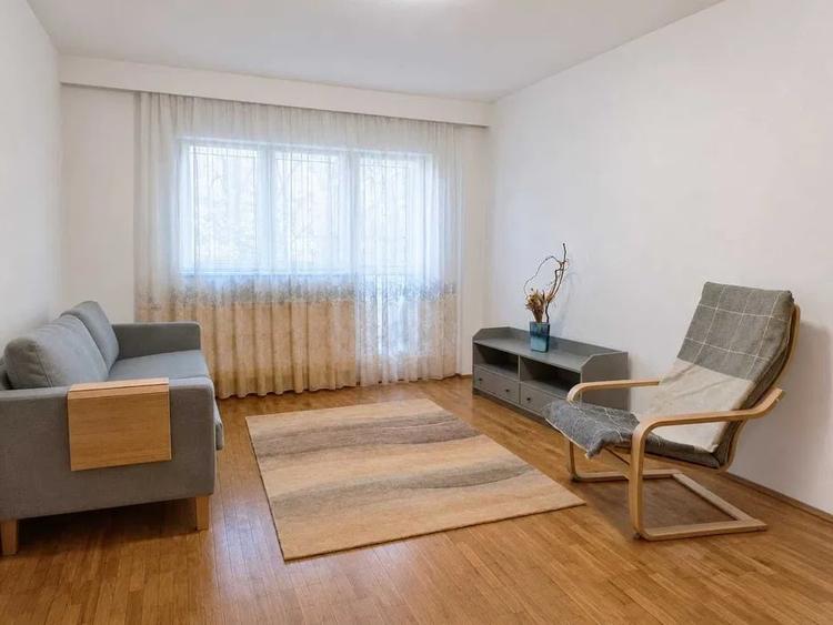 Apartament cu 3 camere semidecomandat, mobilat în P-ța Romană