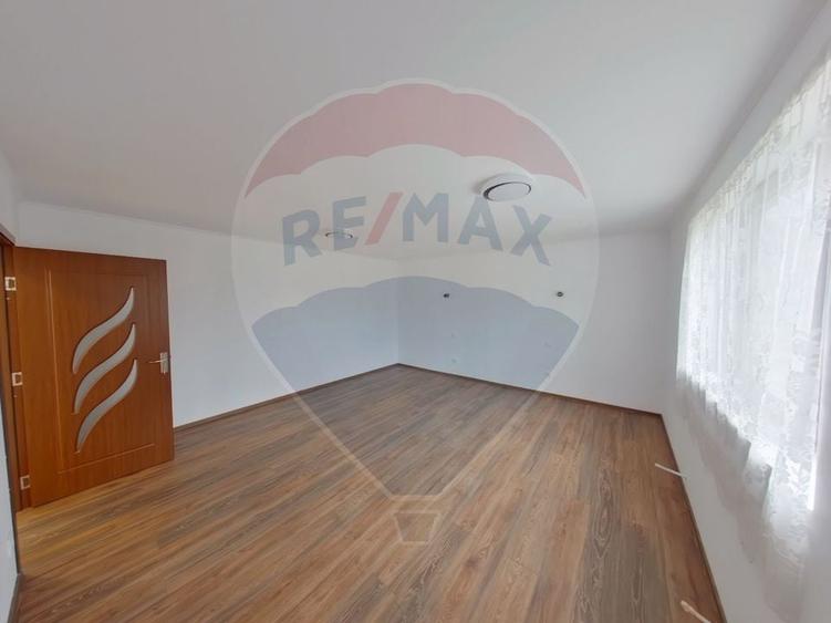 Casă cu 5 camere cu Teren 2688 Mp în Piatra