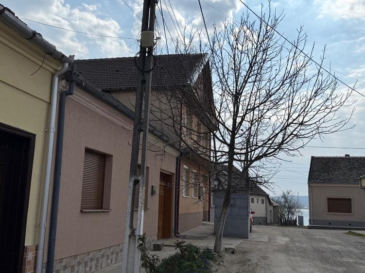 Casă individuală cu 4 camere cu Canalizare în Moldova Veche