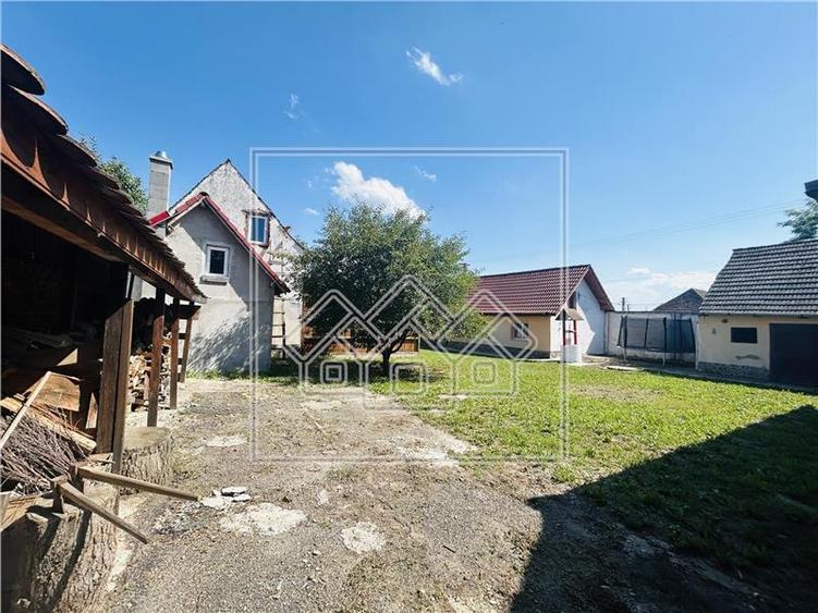Casă individuală cu 4 camere cu Teren 1800 Mp în Roșia