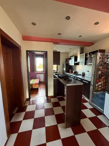 Apartament cu 4 camere semidecomandat, mobilat în P-ța Romană