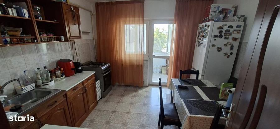 Apartament cu 3 camere decomandat în Est