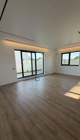 Duplex cu 4 camere cu Canalizare în 1 Decembrie