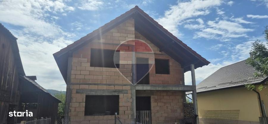Casă cu 4 camere cu Teren 556 Mp în Rozavlea