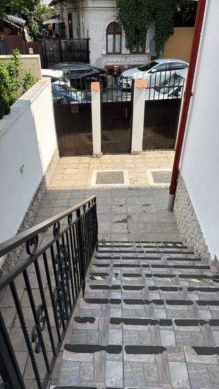 Casă individuală cu 7 camere cu Canalizare în Foișorul de Foc